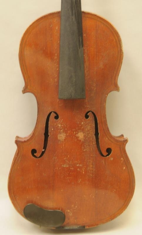 Antique violin. Label inside body reads 'Maggini Dentiche Arbeit'. Comes in original wooden coffin - Image 4 of 12