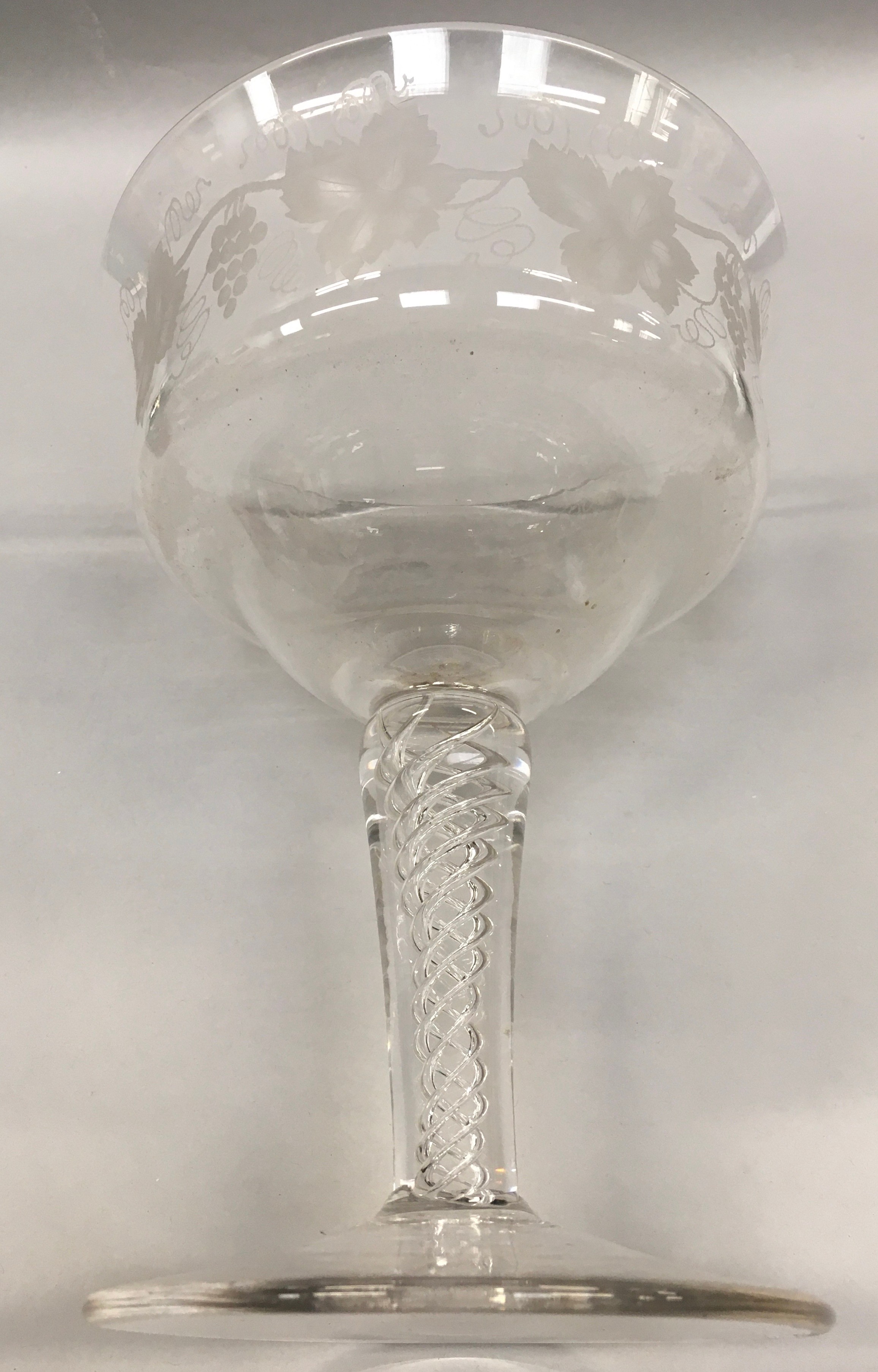 Large glass comport with etched decoration and spiral twist - Image 3 of 5