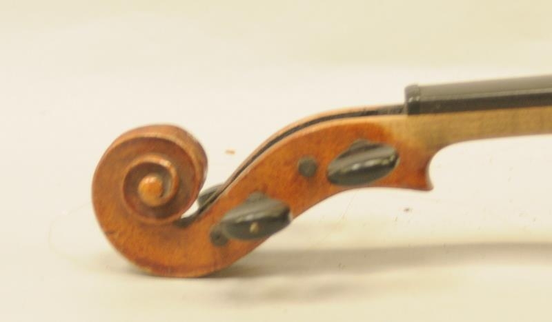 Antique violin. Label inside body reads 'Maggini Dentiche Arbeit'. Comes in original wooden coffin - Image 8 of 12