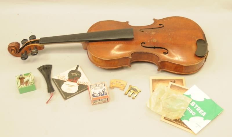 Antique violin. Label inside body reads 'Maggini Dentiche Arbeit'. Comes in original wooden coffin - Image 10 of 12