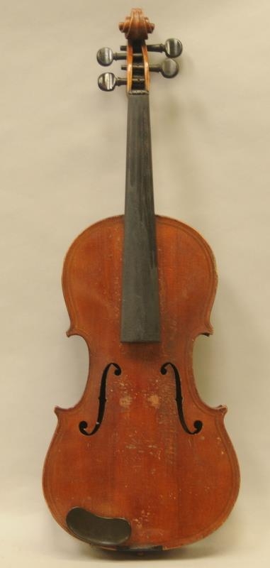 Antique violin. Label inside body reads 'Maggini Dentiche Arbeit'. Comes in original wooden coffin - Image 3 of 12