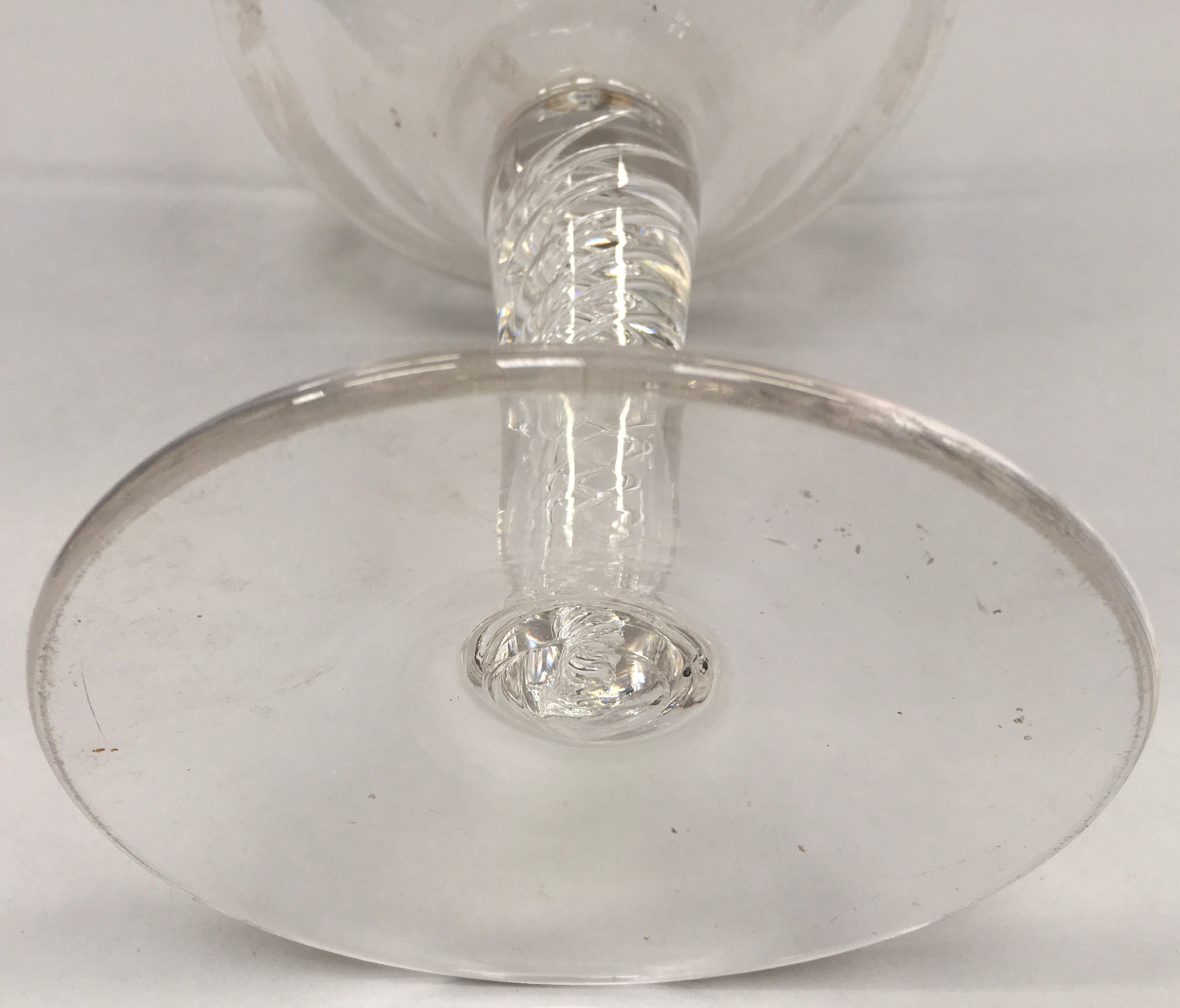 Large glass comport with etched decoration and spiral twist - Image 5 of 5