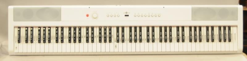 A Yamaha electronic keyboard together with a Gear4Music electronic keyboard (2). - Image 3 of 3