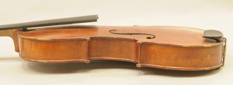 Antique violin. Label inside body reads 'Maggini Dentiche Arbeit'. Comes in original wooden coffin - Image 7 of 12