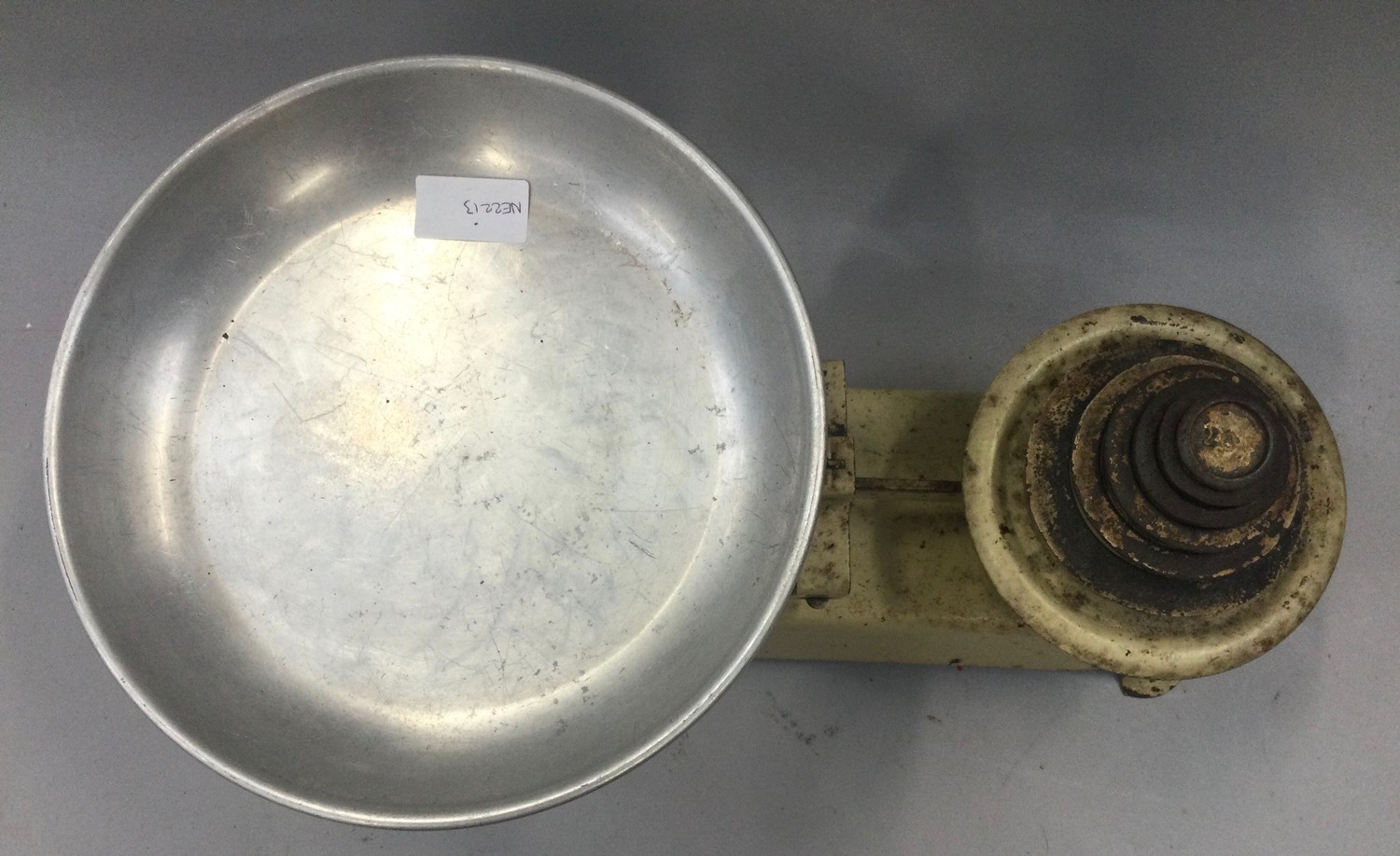 A set of vintage "Harper" kitchen weighing scales with weights. - Image 3 of 3