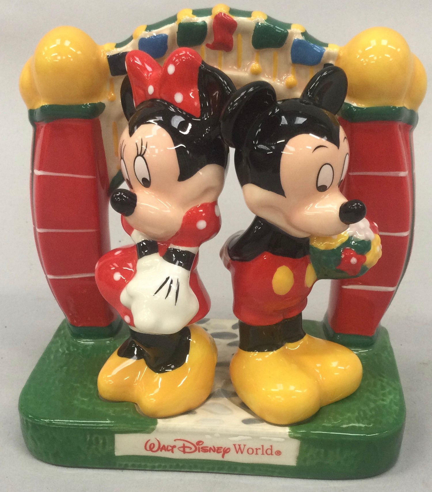 Walt Disney World Mickey and Minnie mouse salt and pepper condiment set.
