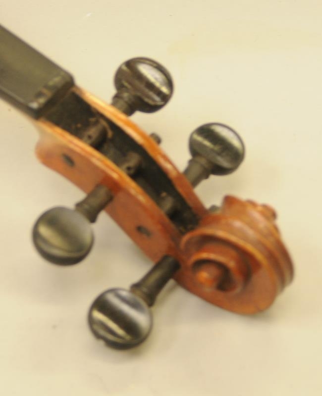 Antique violin. Label inside body reads 'Maggini Dentiche Arbeit'. Comes in original wooden coffin - Image 9 of 12