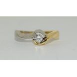An 18ct serpentine shaped yellow gold single stone diamond ring of 20 points approx. Size O.