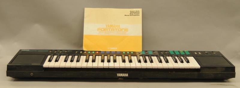 A Yamaha electronic keyboard together with a Gear4Music electronic keyboard (2). - Image 2 of 3