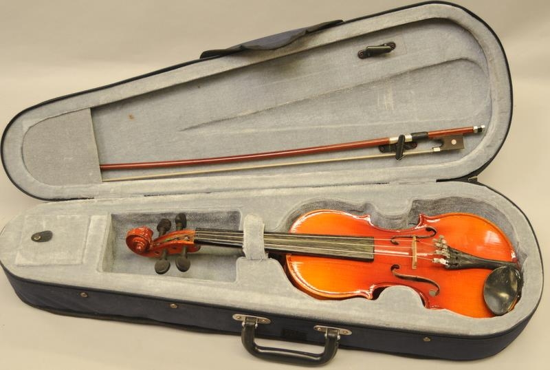 3 vintage cased violins - Image 2 of 4