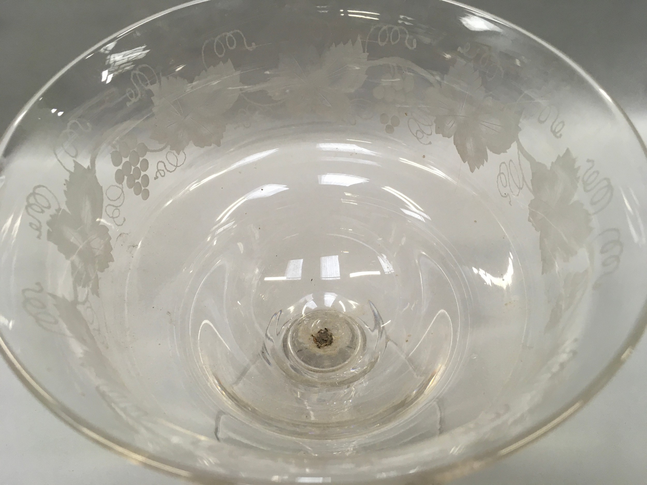 Large glass comport with etched decoration and spiral twist - Image 2 of 5