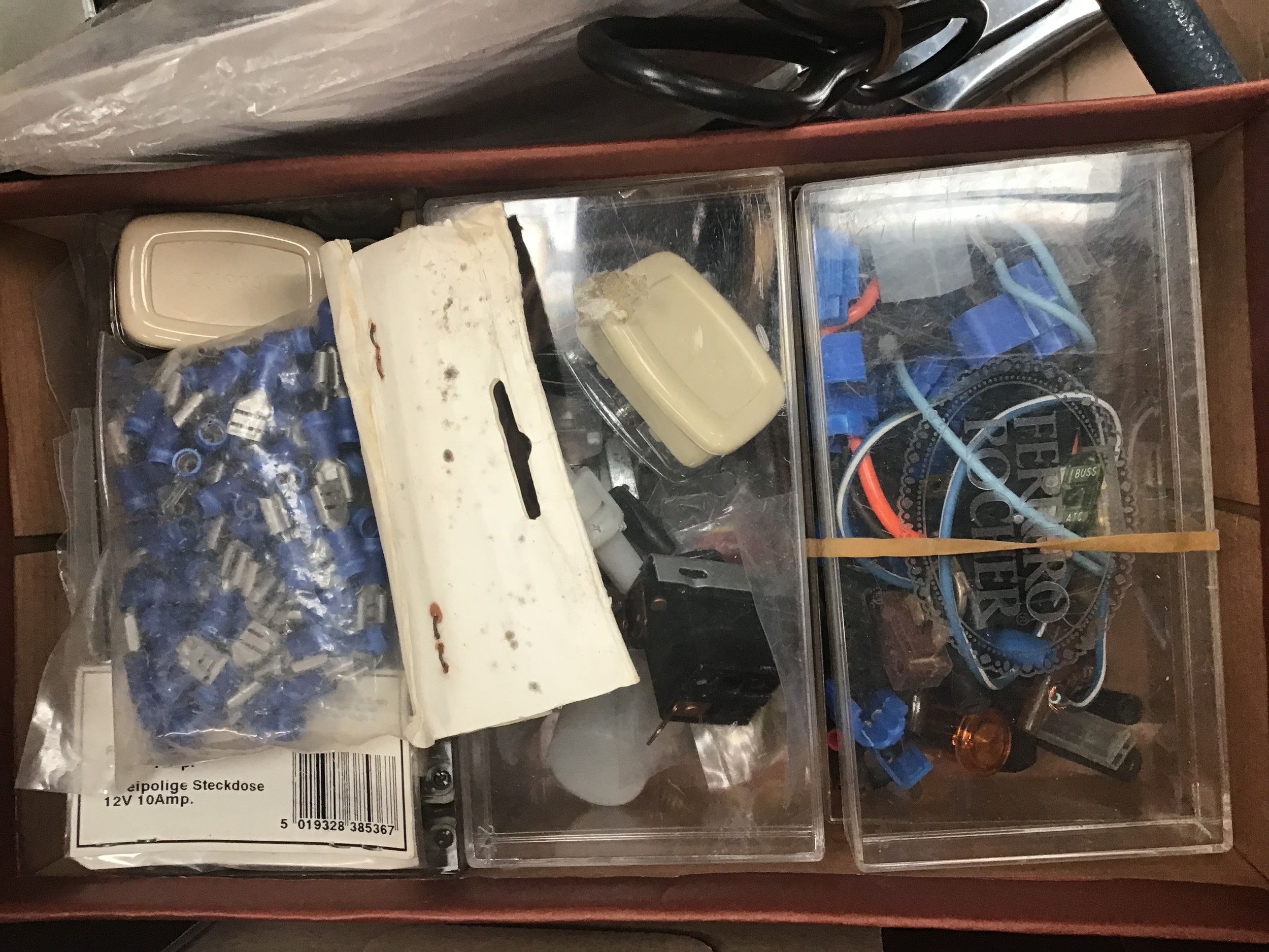 Box of various car accessories. - Image 3 of 3