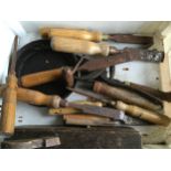 White plastic tray containing approx 15 pieces various vintage woodworking tools to include chisels,
