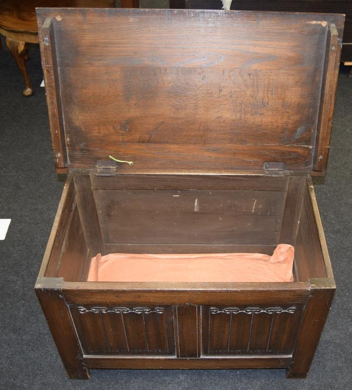 Vintage oak linen fold hinged lid shoe box. 76cm wide x 45cm deep x 46cm tall - Image 3 of 3