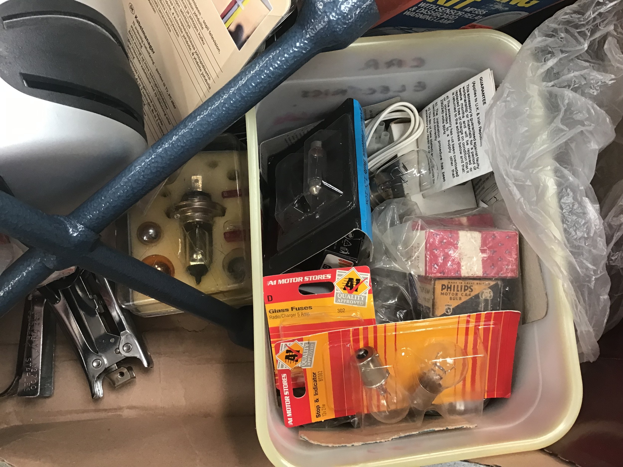 Box of various car accessories. - Image 2 of 3