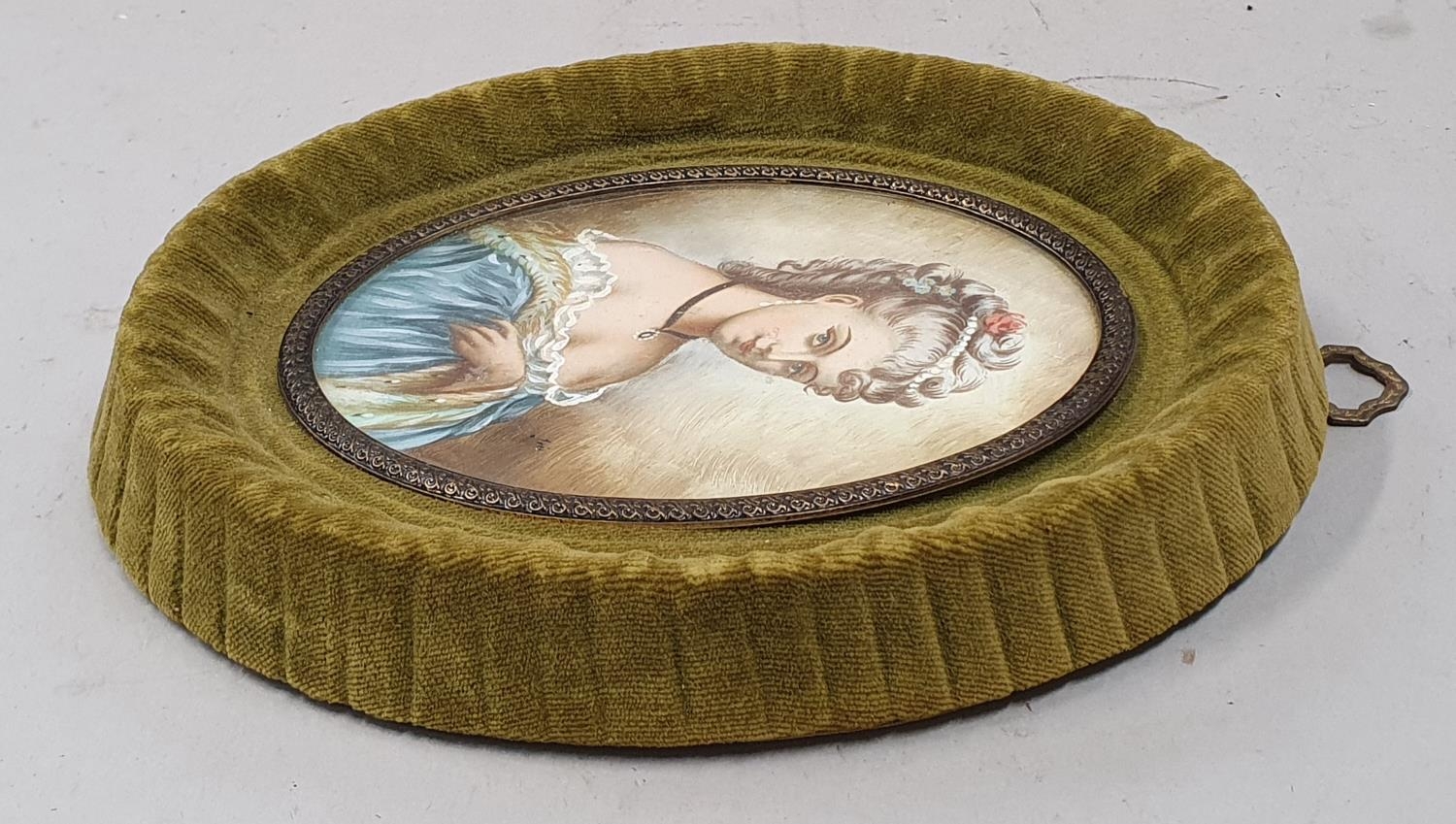 Elegant miniature portrait of a lady in a curved glass velvet frame (possibly on bone or ivory). - Image 6 of 6