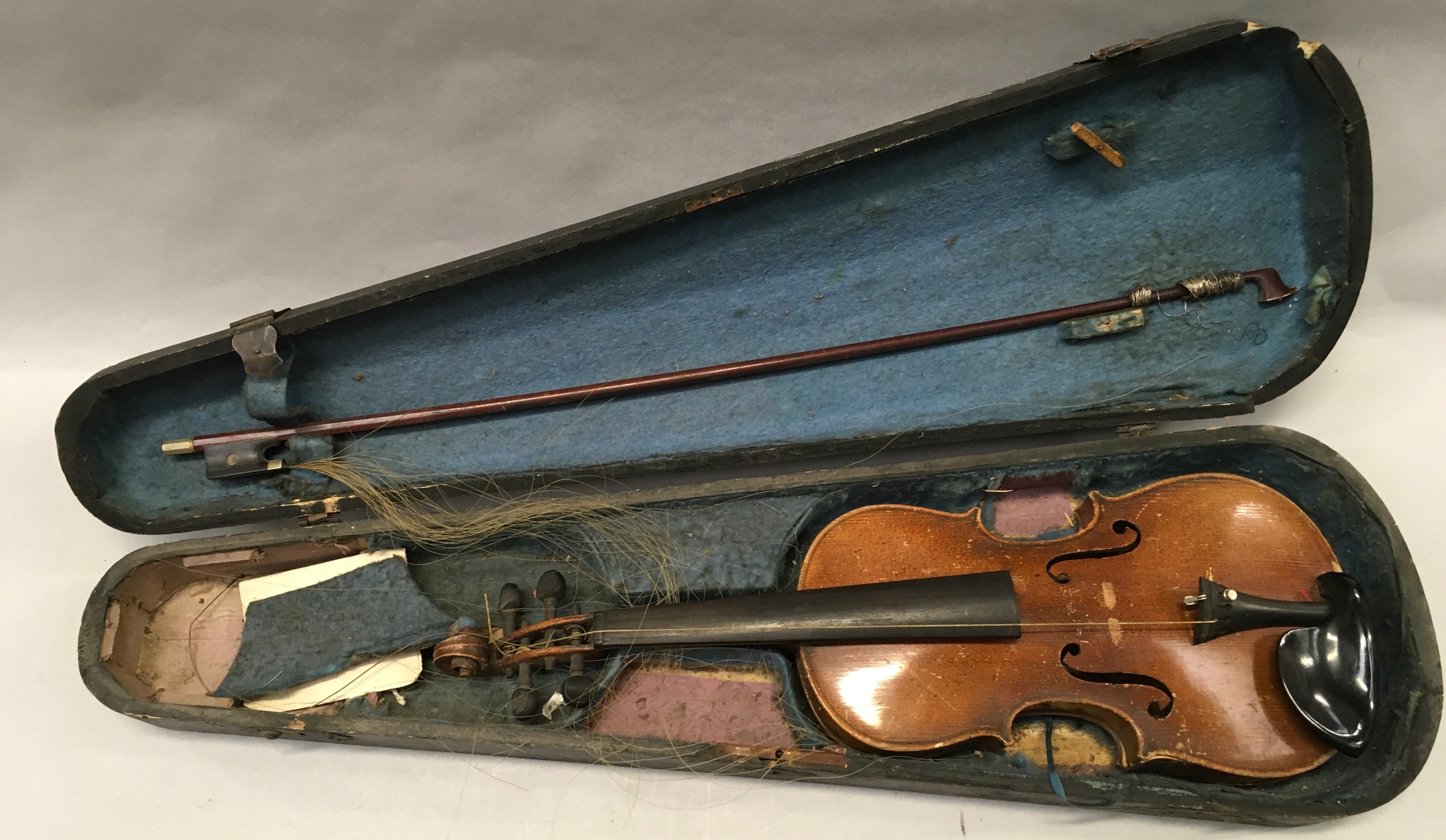 4 vintage cased violins for restoration - Image 2 of 5