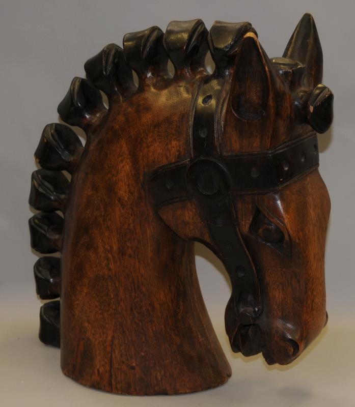 A large carved horses head. O/all height 19" - Bild 2 aus 4