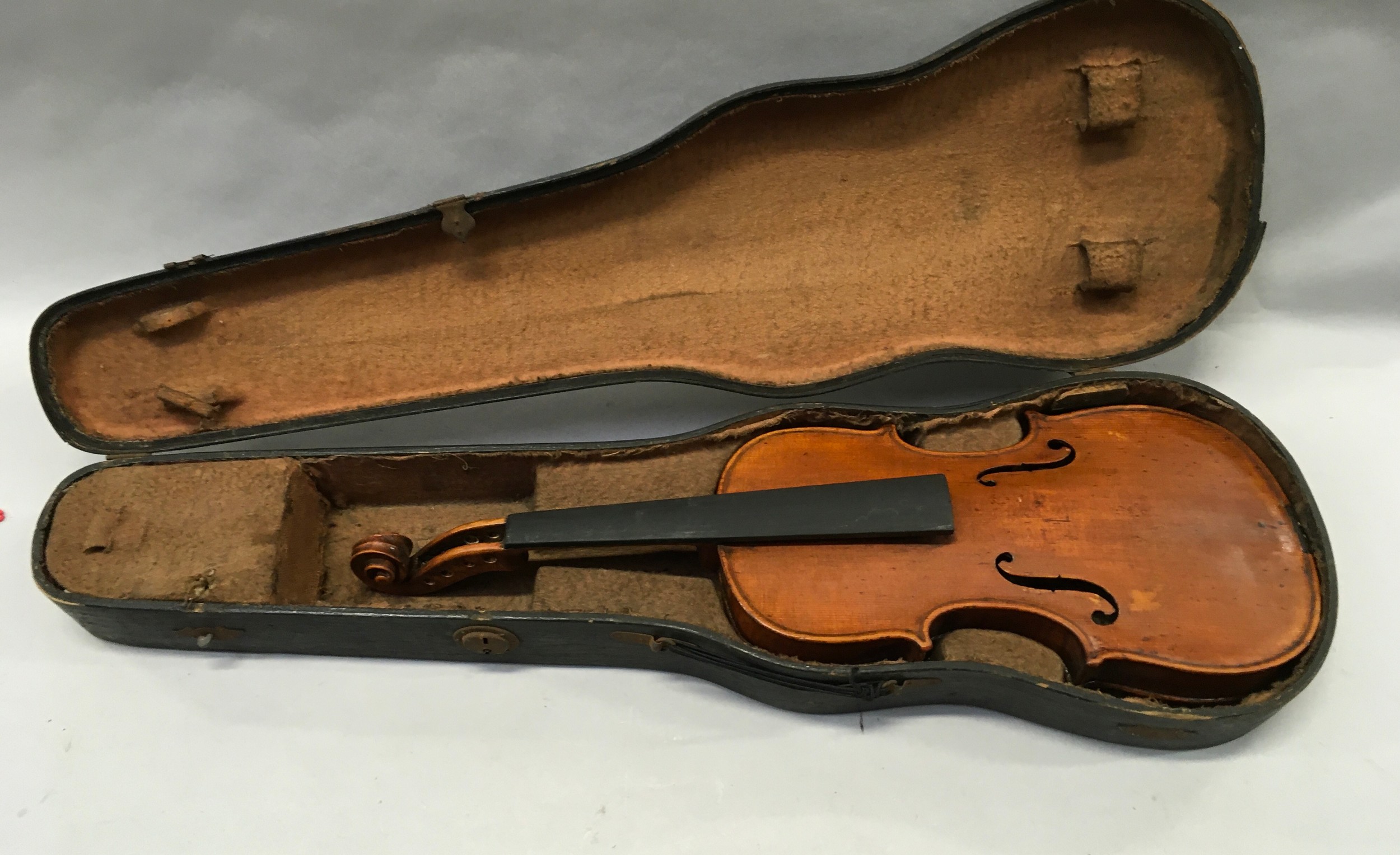 4 vintage cased violins for restoration - Image 4 of 5