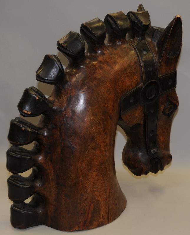 A large carved horses head. O/all height 19" - Bild 4 aus 4