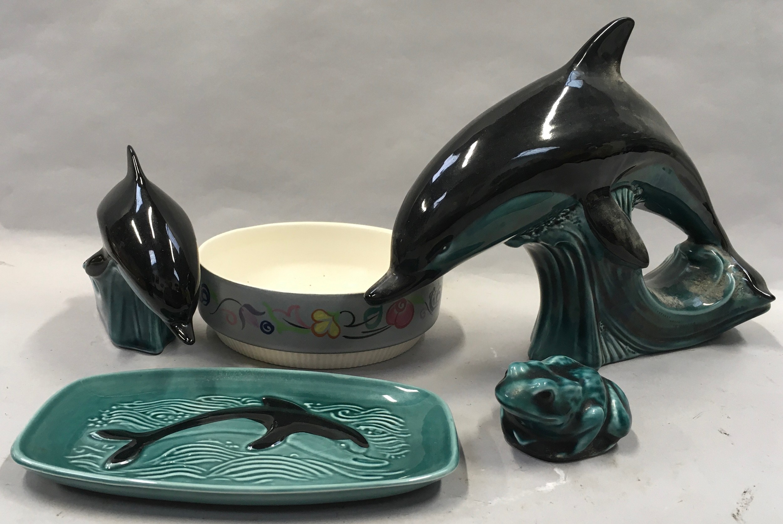 Poole Pottery to include dolphins, frog, Delphis spear dish etc (8). - Image 2 of 3