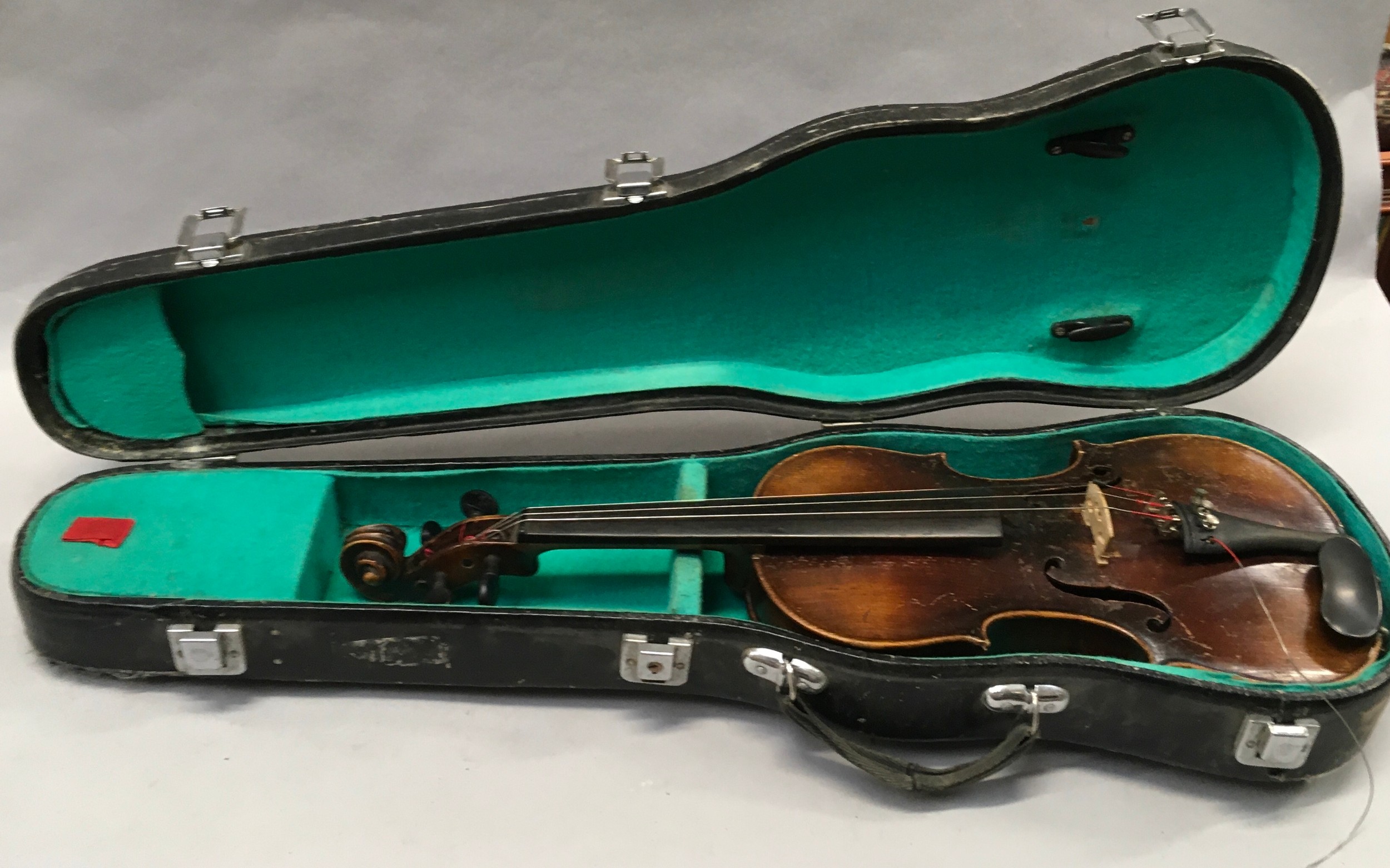 4 vintage cased violins for restoration - Image 3 of 5