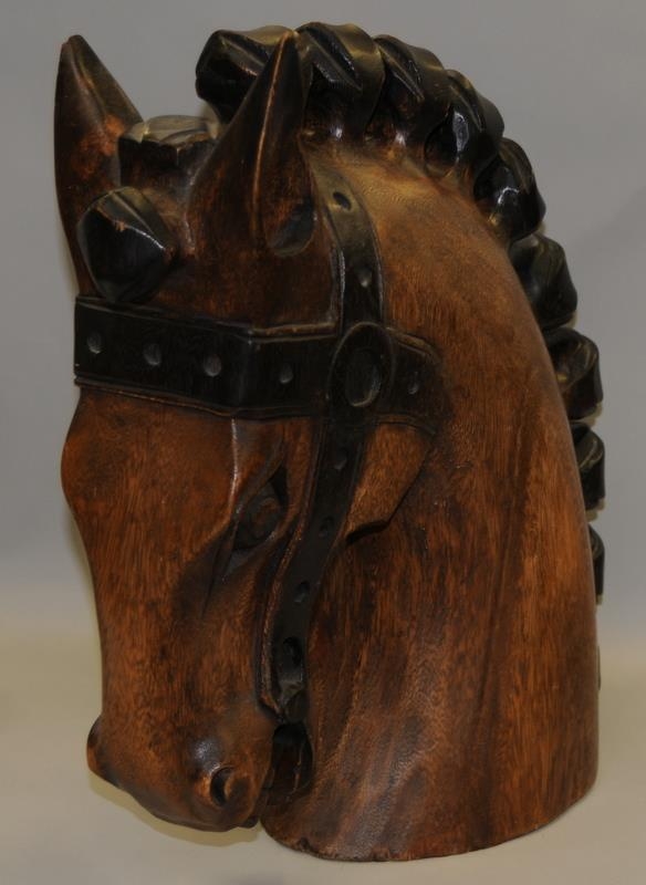 A large carved horses head. O/all height 19" - Bild 3 aus 4