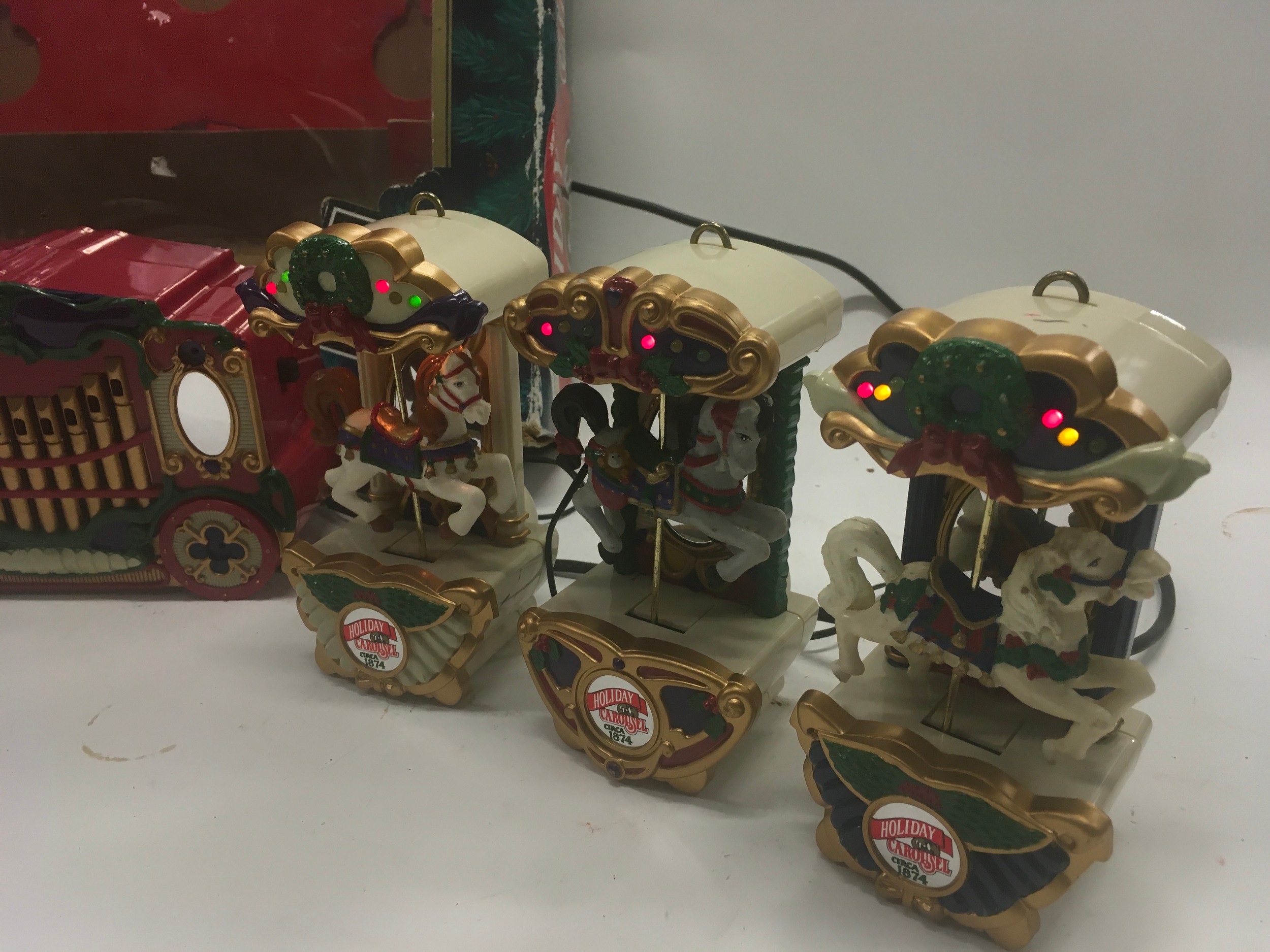 Mr. Christmas vintage Holiday Carousel plays 21 Christmas carols, boxed, good working condition. - Image 3 of 6