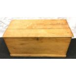 Antique pine blanket box 100x49x47cm.