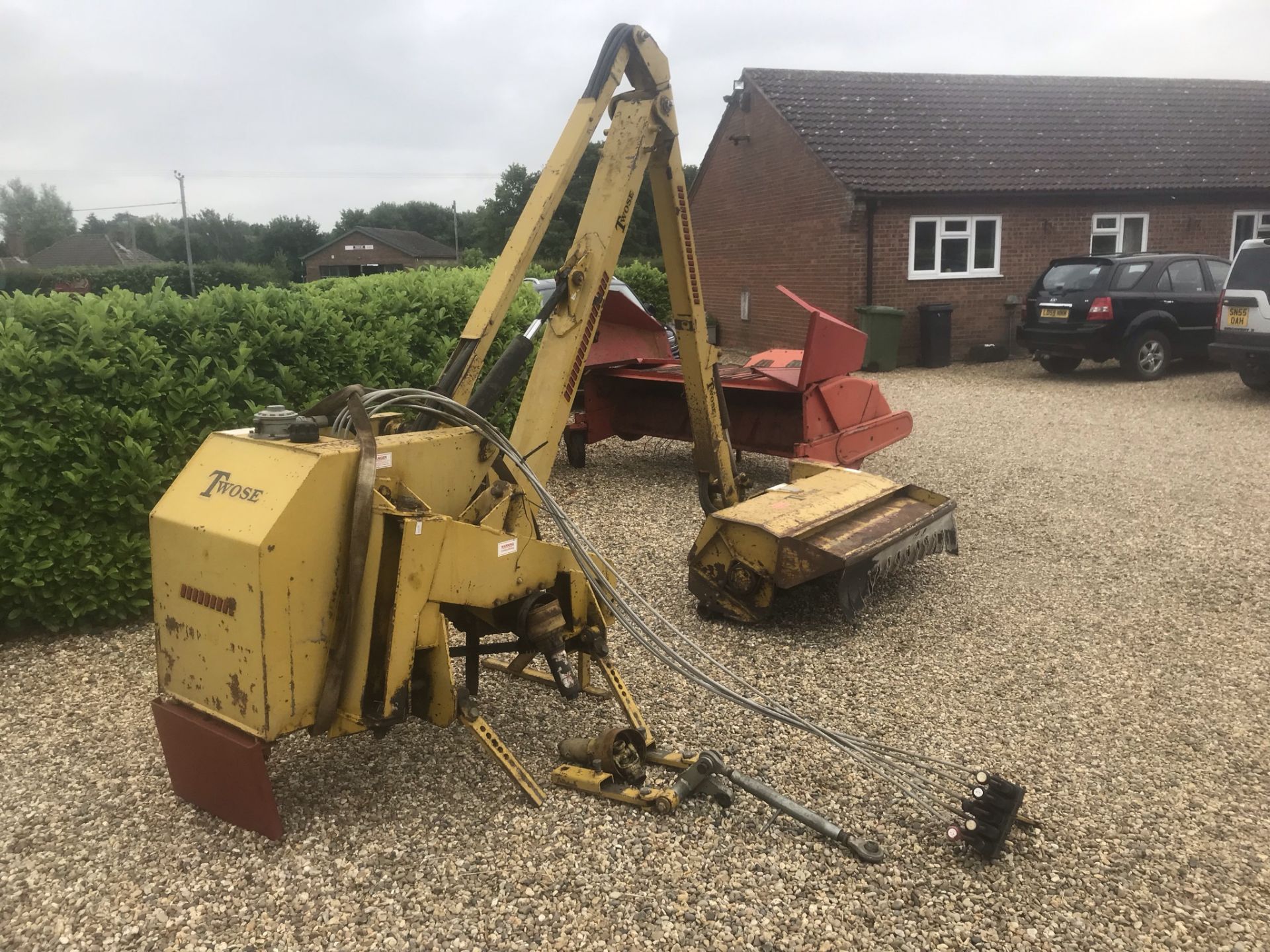 TWOSE HEDGECUTTER, ANTI SWAY RESTRICTORS, REVERSE HYDRAULICS,