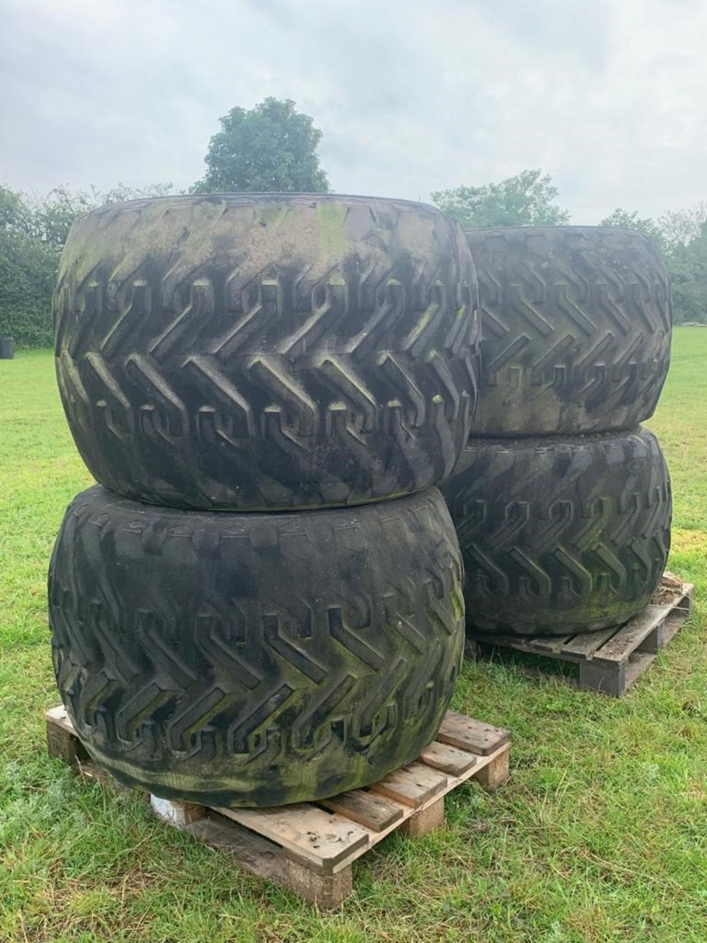 4 FLOTATION TYRES OFF MBTRAC 900