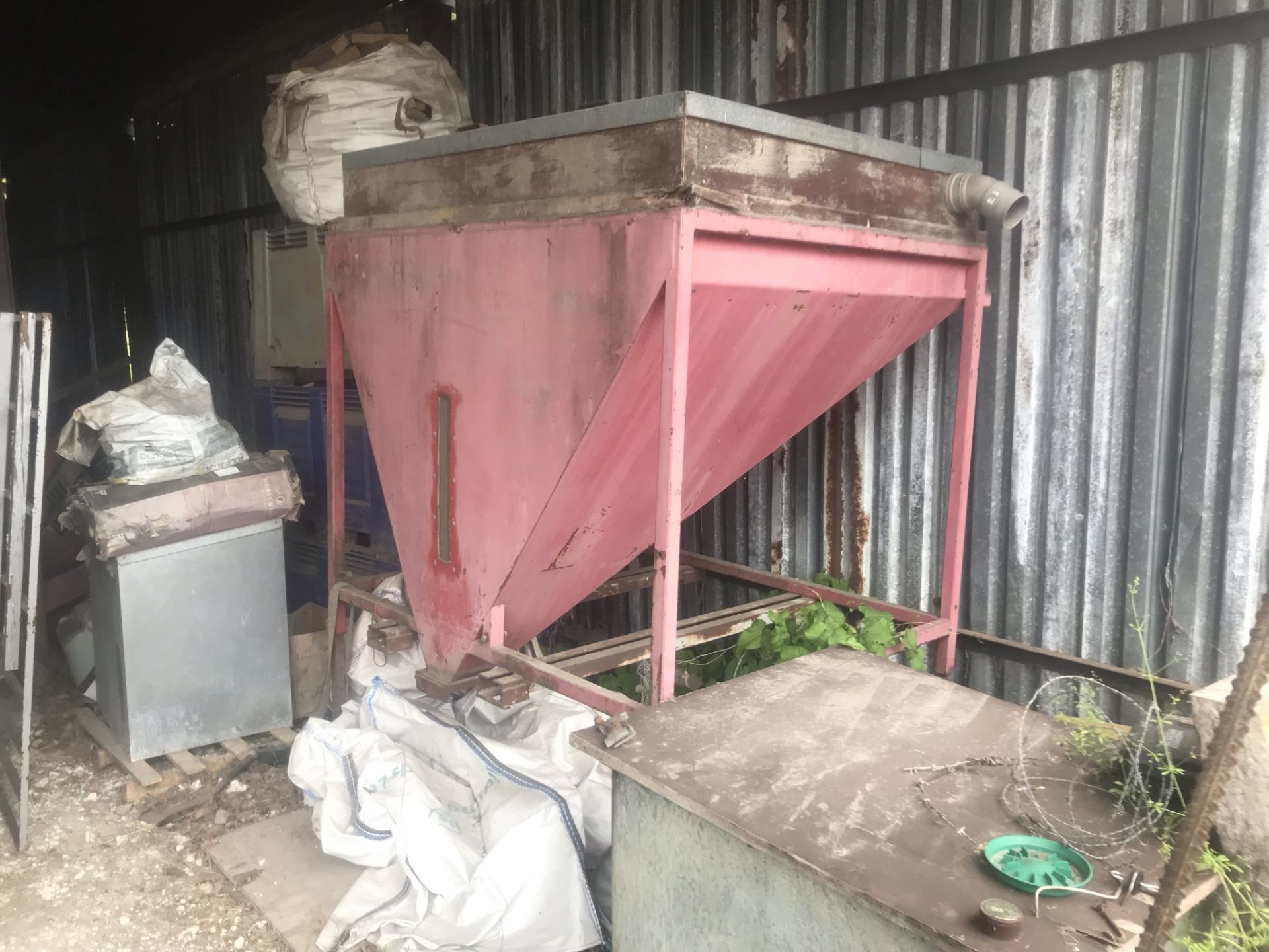 SHEEP FEEDING HOPPER WITH FORKLIFT MOUNTS - Image 2 of 9