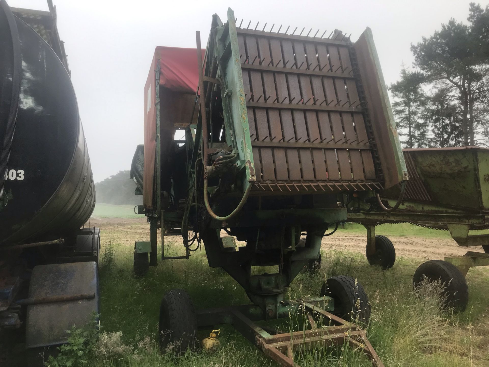 BRETTENBRIDGE 180 SUGAR BEET CLEANER AND PICKING OFF TABLE - Image 14 of 15