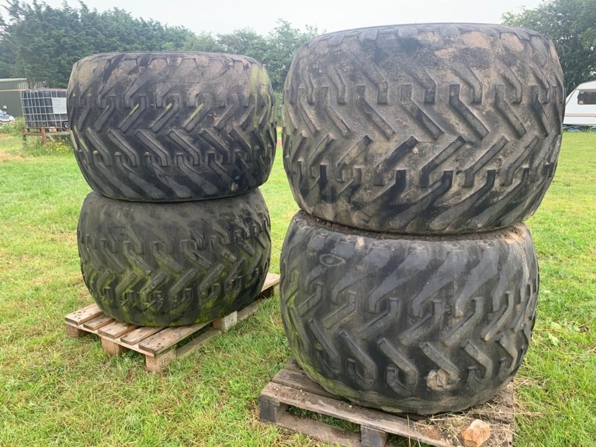 4 FLOTATION TYRES OFF MBTRAC 900 - Image 2 of 4