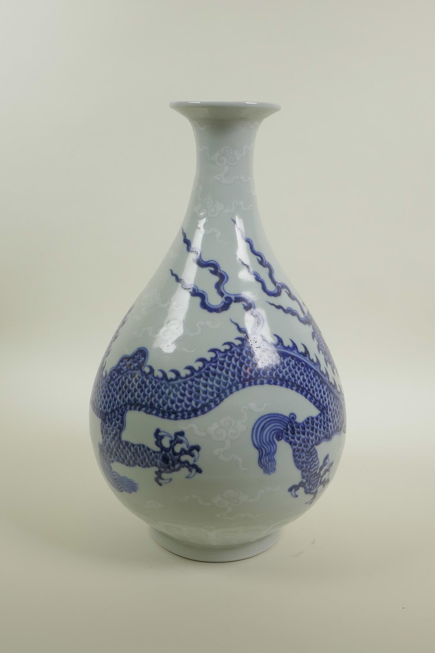 A Chinese blue and white porcelain pear shaped vase decorated in the Ming style depicting dragons - Image 3 of 4