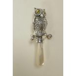 A sterling silver baby's rattle in the form of an owl, 3½" long