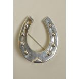 A sterling silver horseshoe brooch, 2" x 1½"