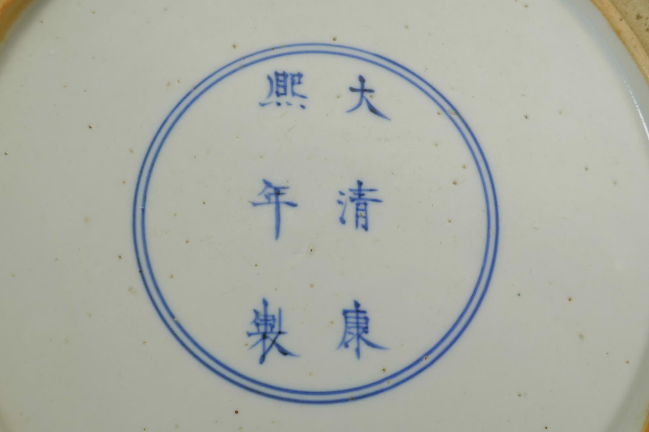 A Chinese famille verte porcelain dish with a rolled rim, decorated with figures in an interior - Image 4 of 4