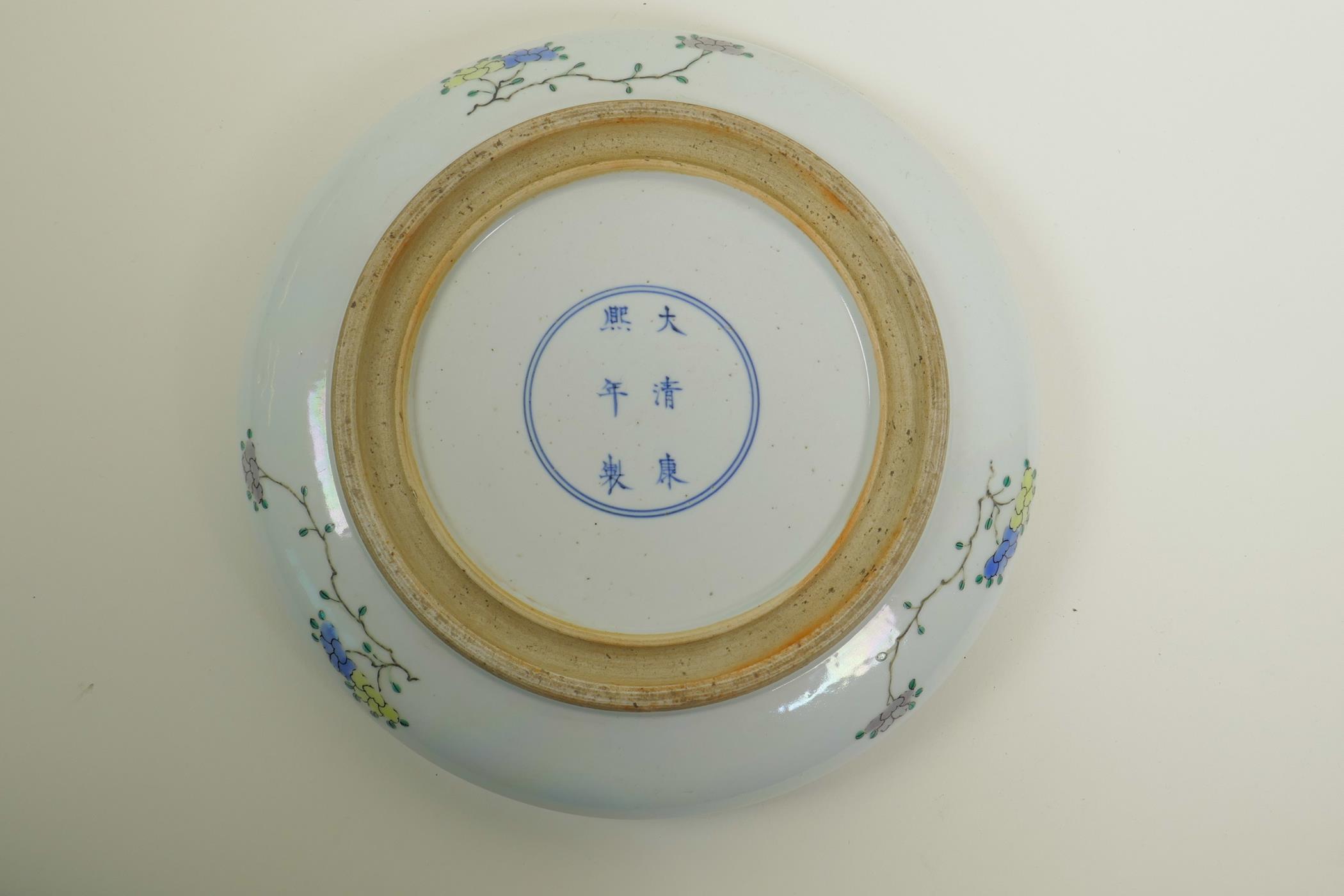 A Chinese famille verte porcelain dish with a rolled rim, decorated with figures in an interior - Image 3 of 4