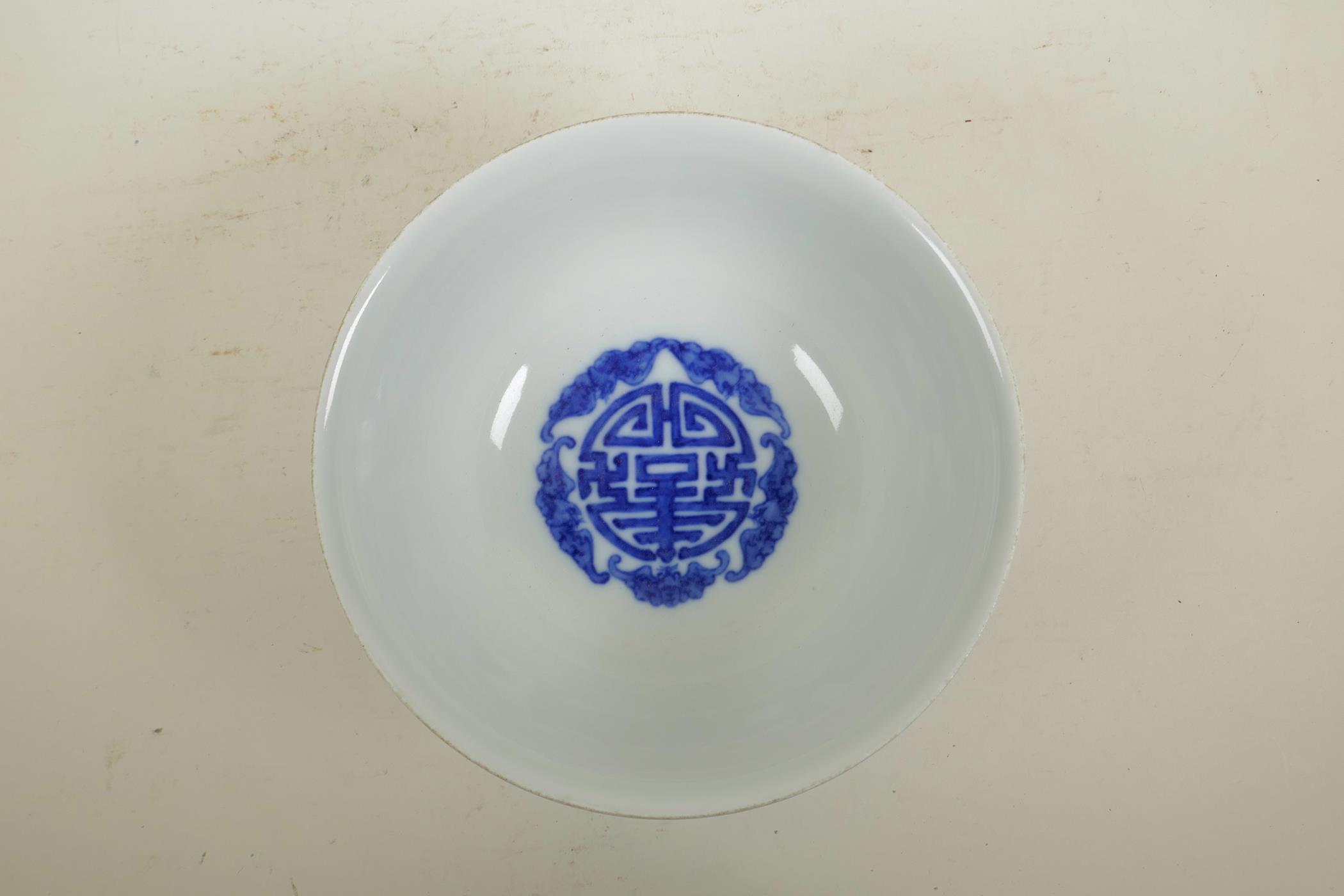 A Chinese blue and white porcelain bowl decorated with two dragons and the flaming pearl, 6 - Image 5 of 7