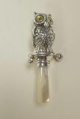 A sterling silver baby's rattle in the form of an owl, 3½" long