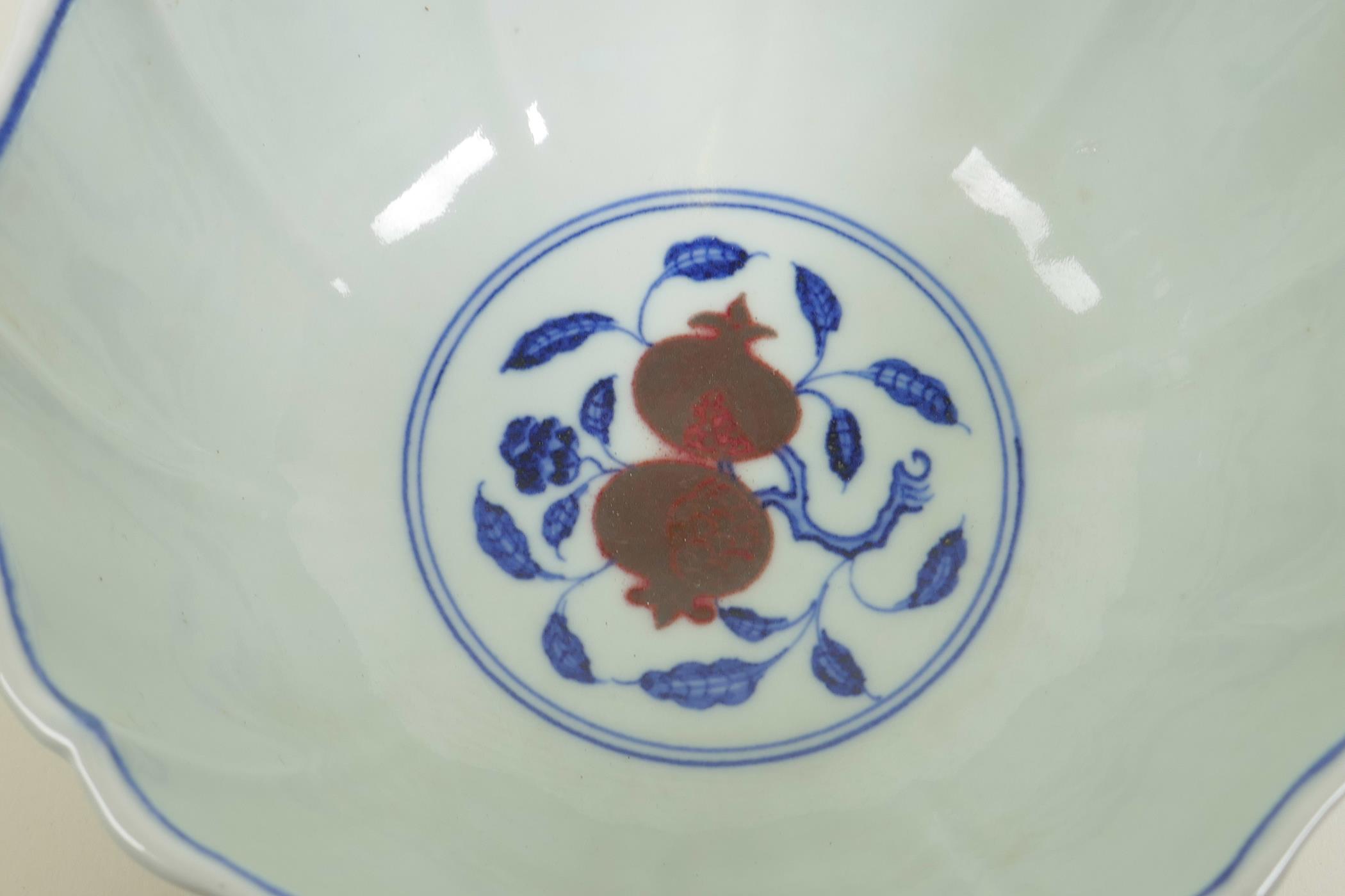 A Chinese blue and white porcelain bowl of lobed form, decorated with iron red dragons to exterior - Image 4 of 5