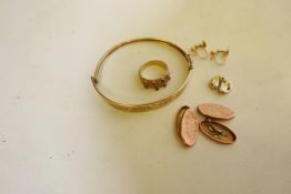 A 9ct gold ring, a 9ct gold bangle, both A/F, and a pair of 9ct rose gold cufflinks, and a pair of