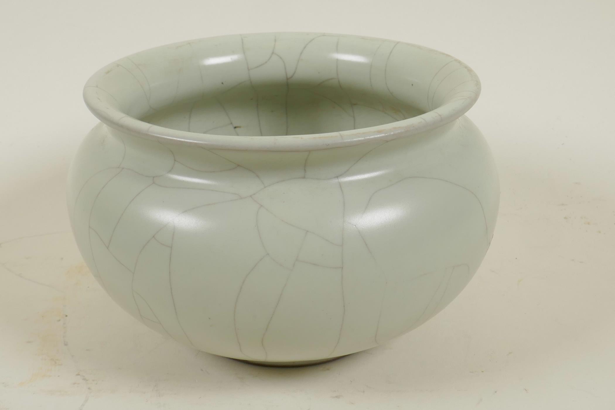 A Chinese crackle glazed porcelain bowl, 6½" diameter