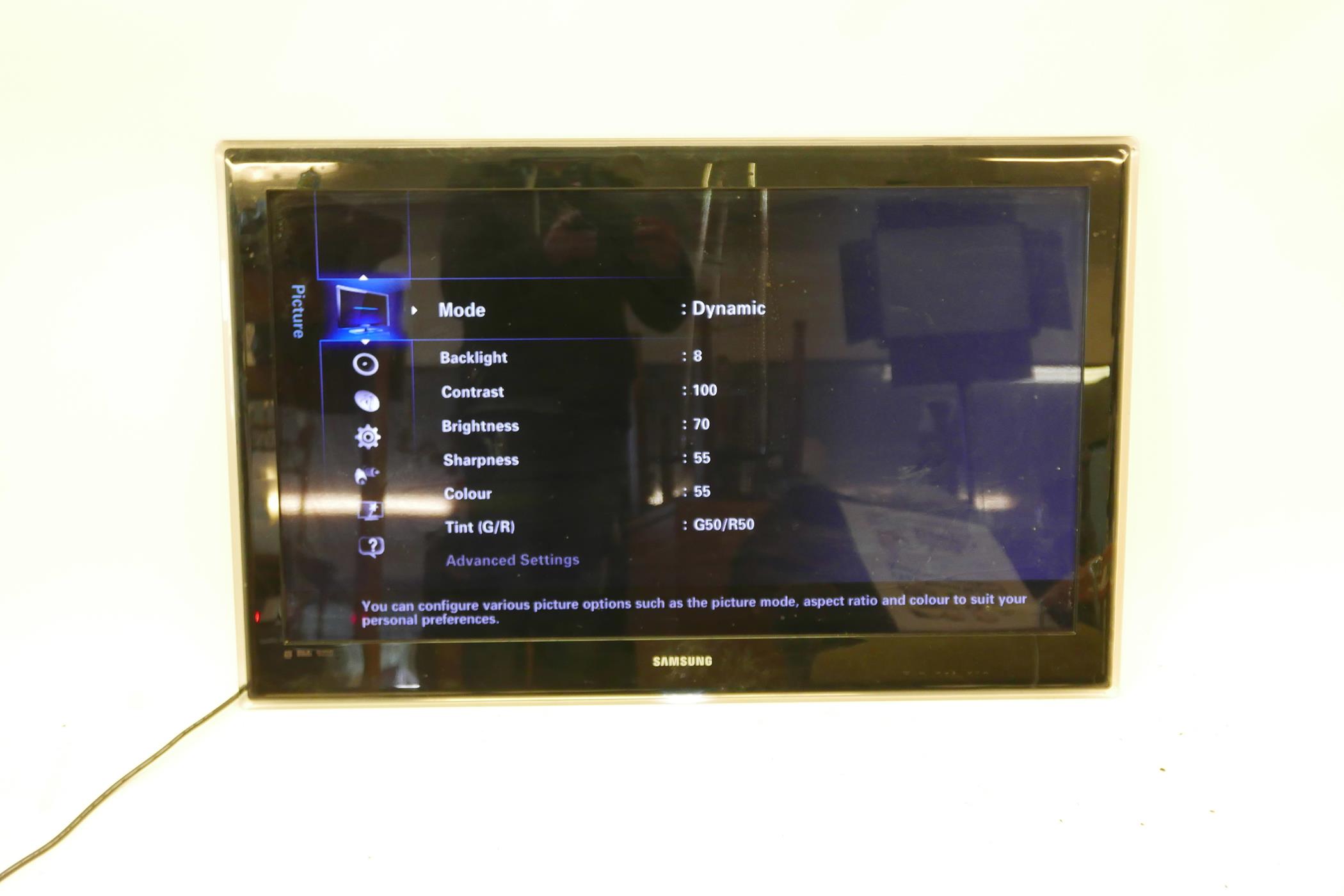A Samsung 40" television, model UE40B7020WW, lacks stand