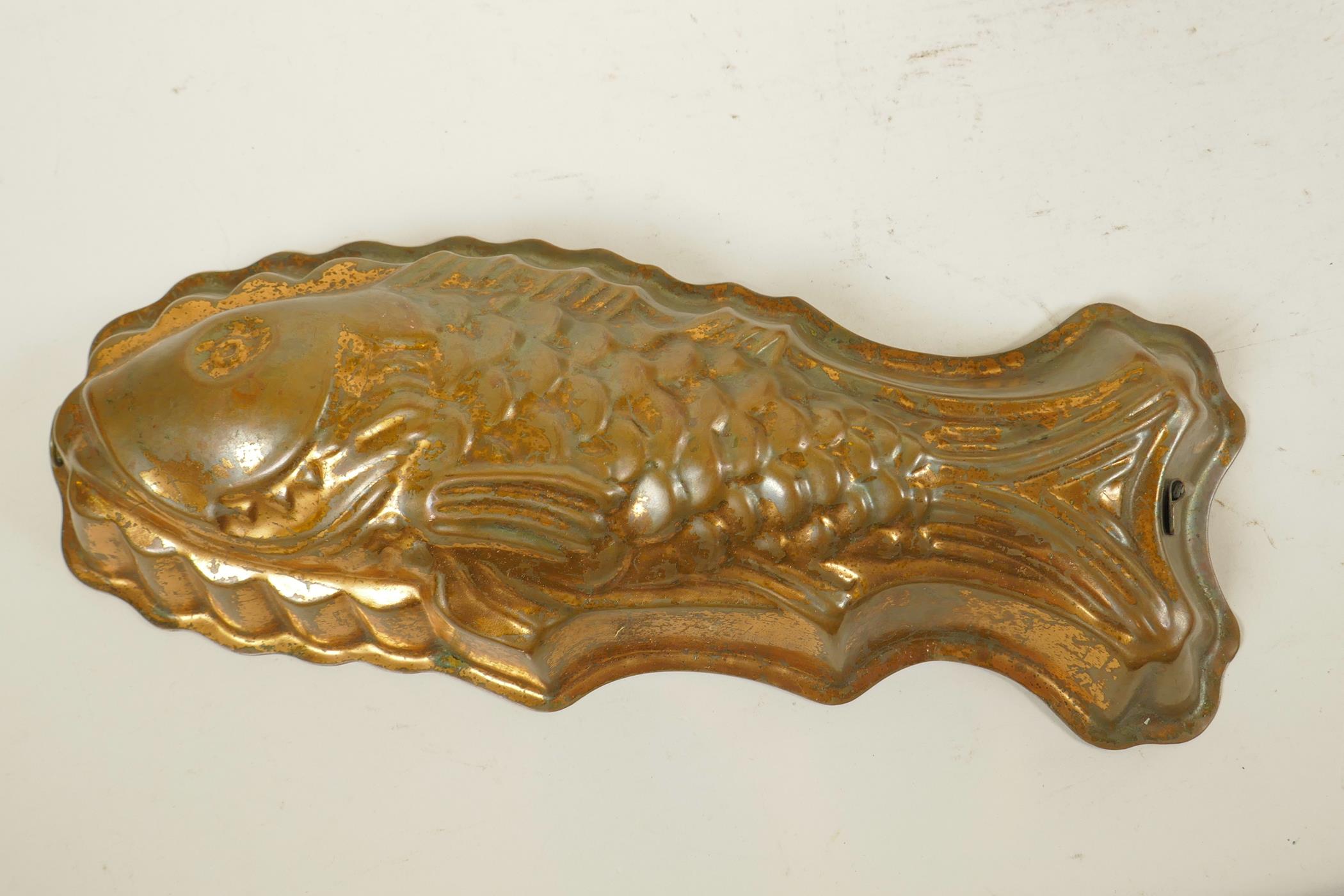 An Arts and Crafts copper jug, together with a coppered metal jelly mould in the form of a fish, - Image 5 of 6