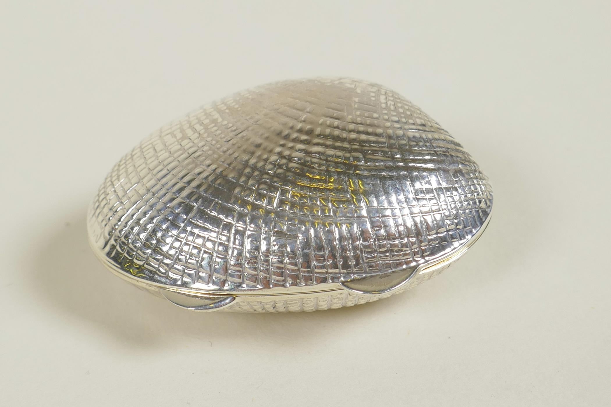 A 925 silver pill box in the form of a clam shell, 1½"
