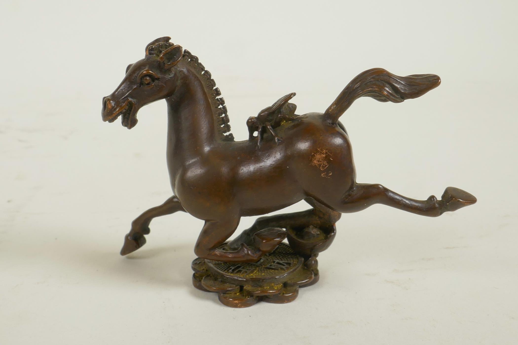 A Jizai style bronze figure of a horse, impressed mark to base, 2½" high
