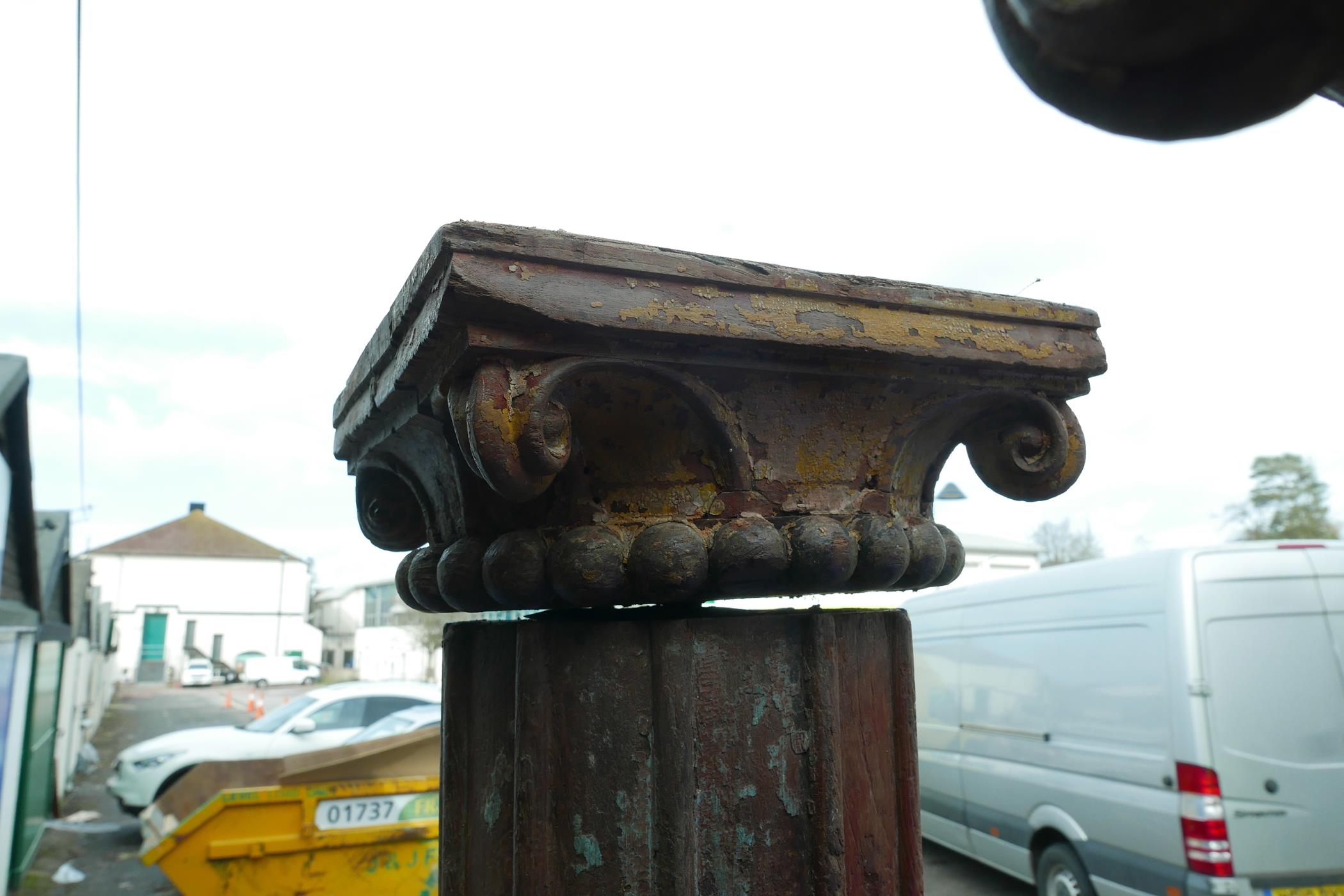 Architectural salvage: A pair of Indian carved and painted teak reeded columns, with carved - Image 8 of 8