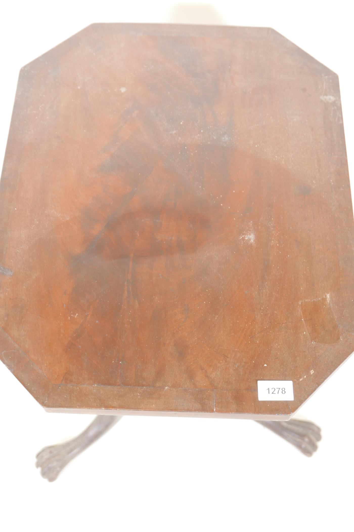 An American Federal style mahogany tilt top occasional table, with crossbanded top, turned column - Image 3 of 6